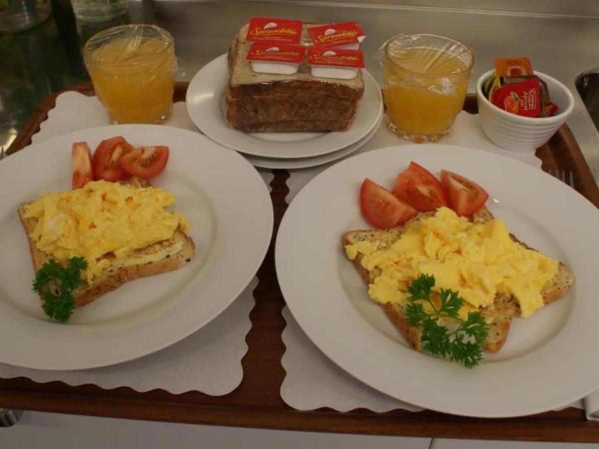 Pukekura Motor Lodge New Plymouth Exterior foto Scrambled eggs on toast