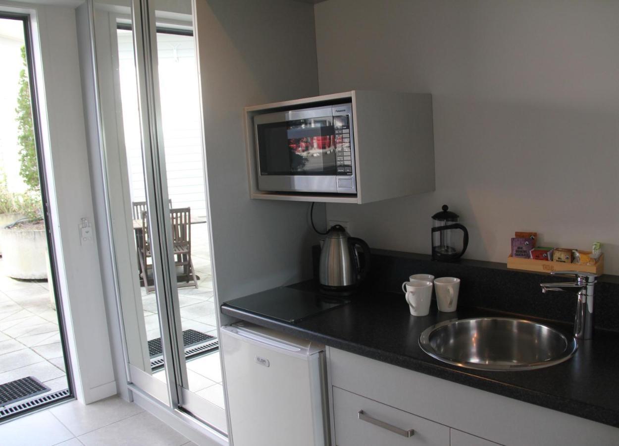 Pukekura Motor Lodge New Plymouth Exterior foto A microwave oven in a kitchen
