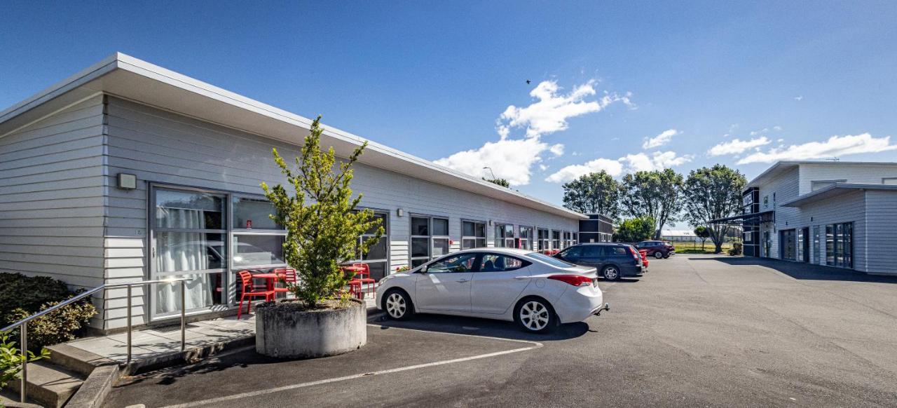 Pukekura Motor Lodge New Plymouth Exterior foto The motel at the airport