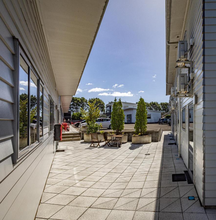 Pukekura Motor Lodge New Plymouth Exterior foto The courtyard of the school