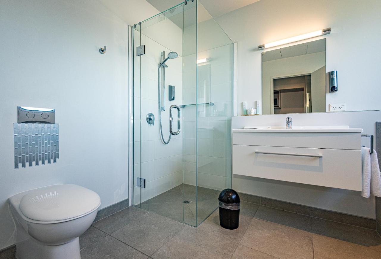 Pukekura Motor Lodge New Plymouth Exterior foto A modern bathroom with a shower cubicle